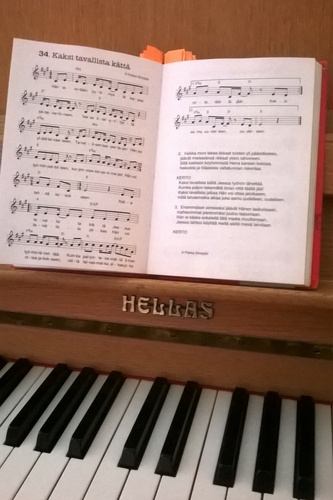 piano ja laulukirja