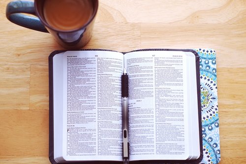 Kahvikuppi ja raamattu