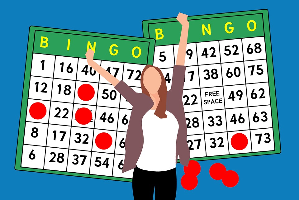 Bingo Etualalla nainen, joka juhlii ja taustalla bingo-lappuja