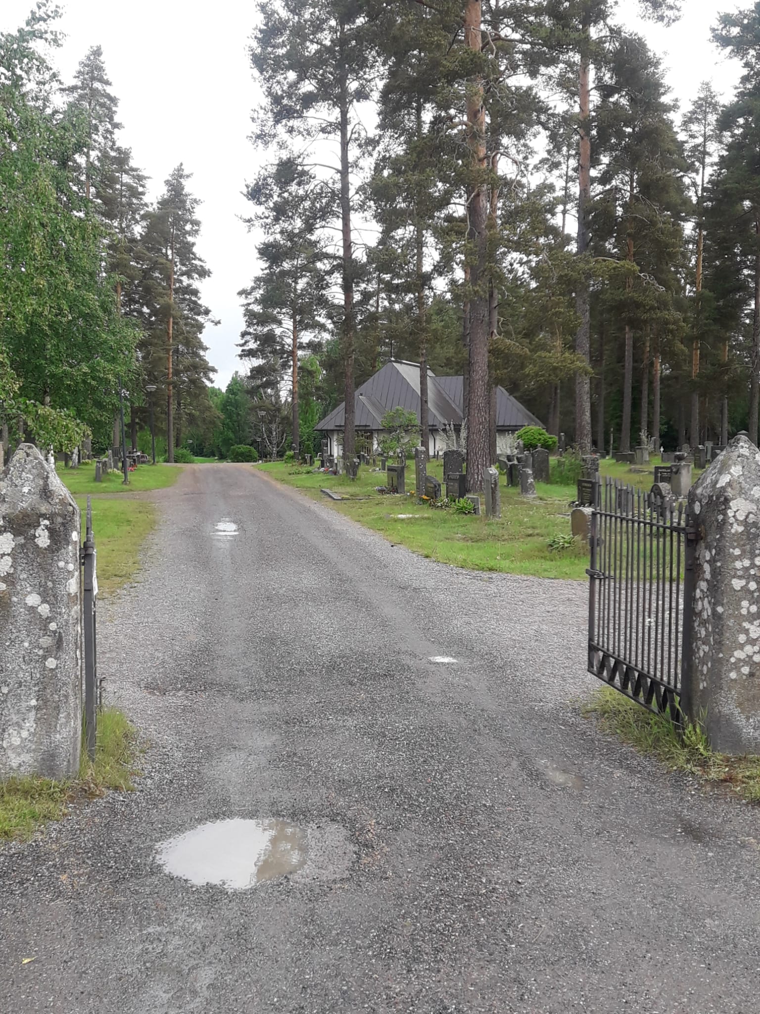 kirkonkylän hautausmaan portti