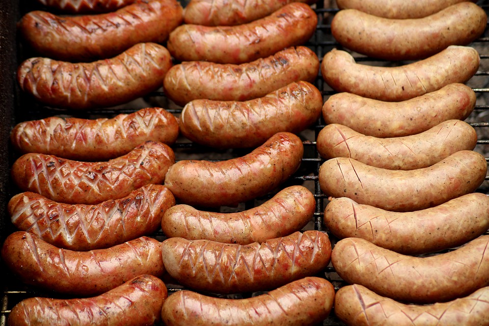 Grillausta ja kahvittelua kerhotalolla Makkaroita grillissä